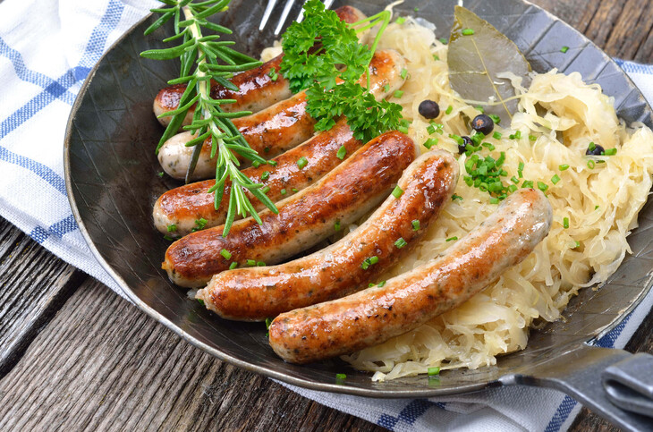 Das-Campers-Bratwuerste-Mit-Sauerkraut